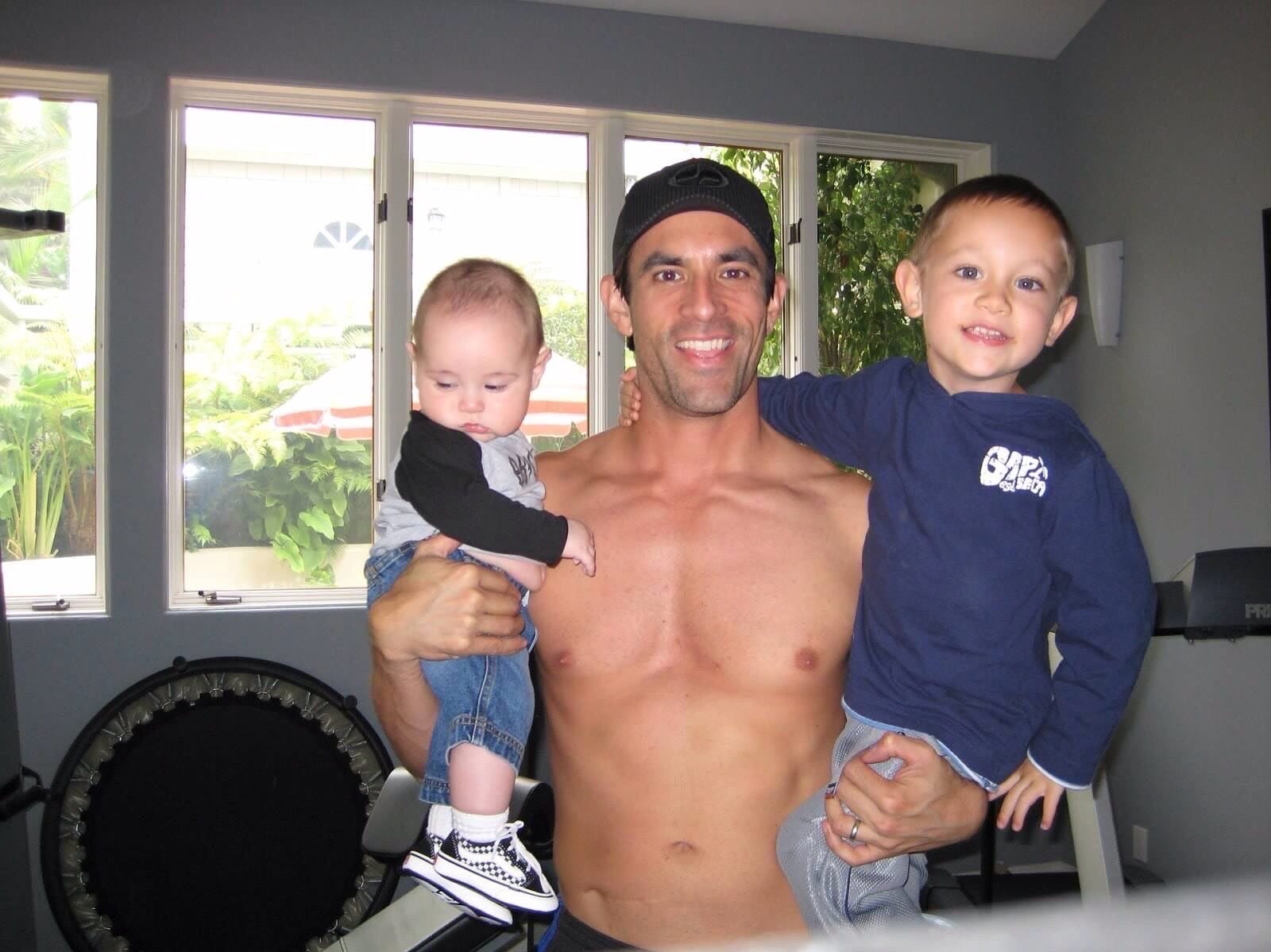 Jorge Cruise at home with his two young sons — 2007